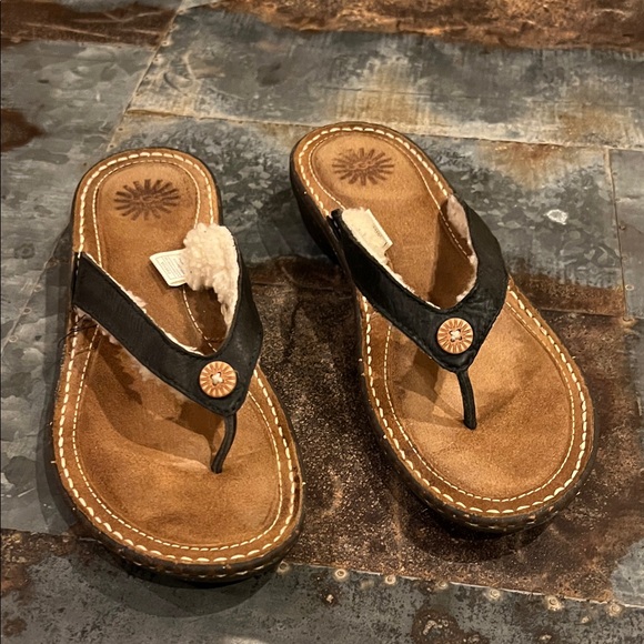 UGG Australia | Hamoa | Shearling Thong Flip Flop | Sandals 9 - Picture 1 of 15